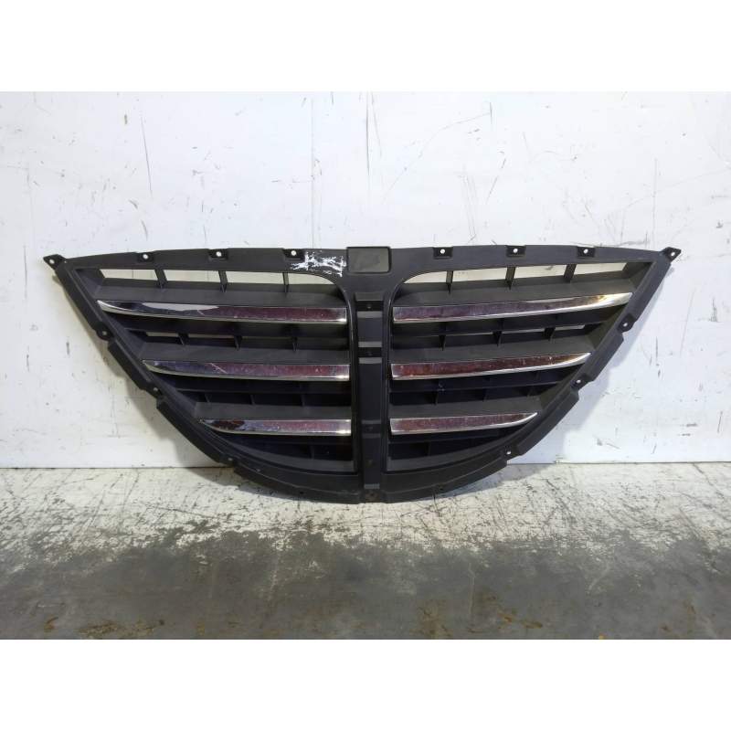 Recambio de rejilla delantera para ssangyong rodius xdi referencia OEM IAM 7945121010  2005