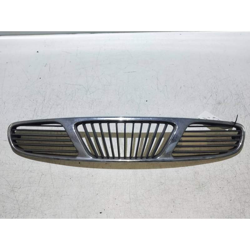 Recambio de rejilla delantera para daewoo nubira berlina 2.0 cat referencia OEM IAM   
