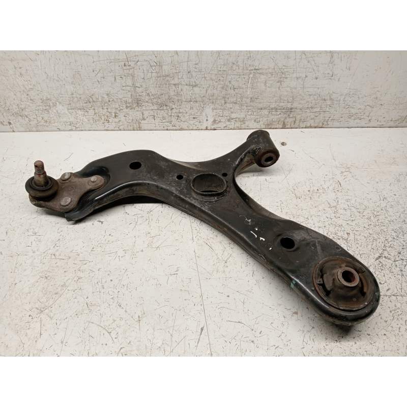 Recambio de brazo suspension inferior delantero izquierdo para toyota auris business referencia OEM IAM   