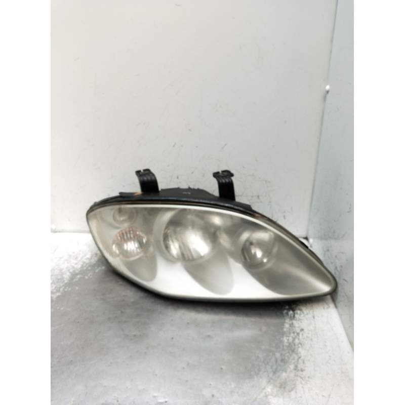 Recambio de faro derecho para ssangyong rodius i 2.7 xdi referencia OEM IAM   2005