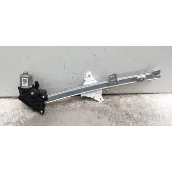 ELEVALUNAS DELANTERO DERECHO 82402Q0010 5P 2020