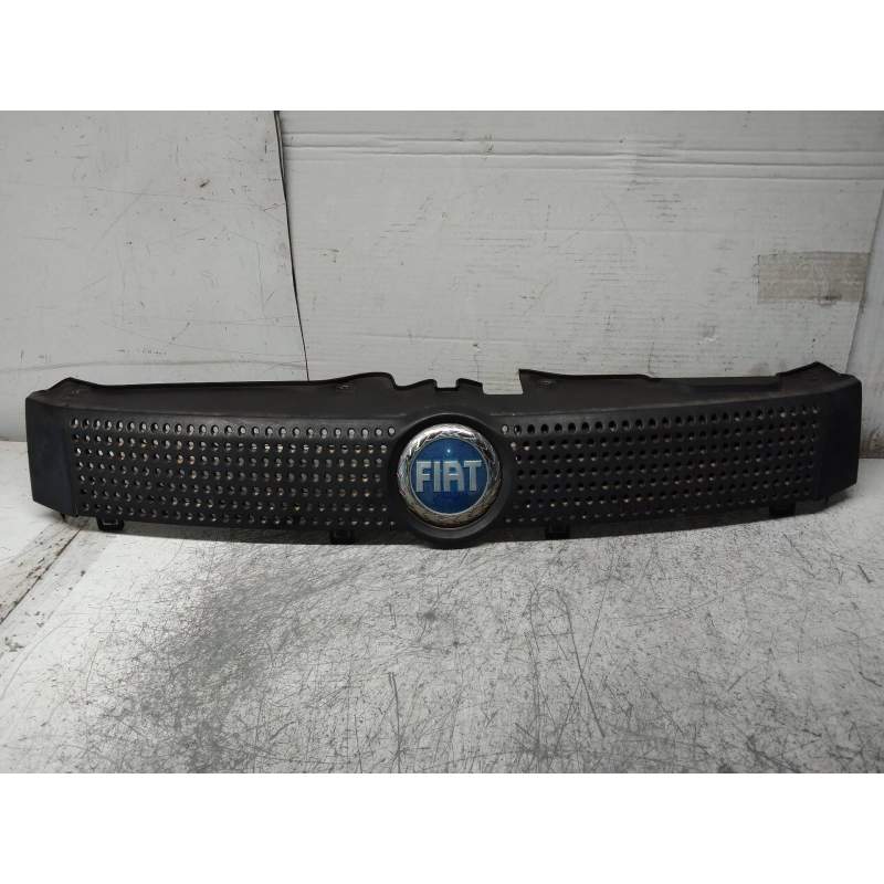 Recambio de rejilla delantera para fiat panda (169) 1.1 8v active referencia OEM IAM 735314236  