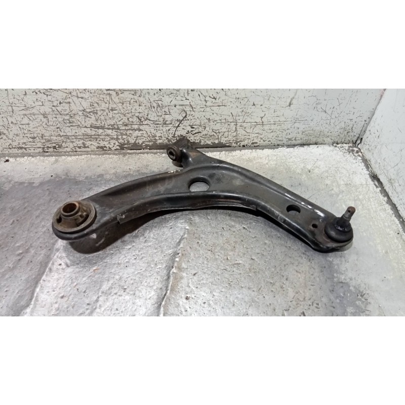 Recambio de brazo suspension inferior delantero derecho para toyota yaris (ksp9/scp9/nlp9) luna referencia OEM IAM   