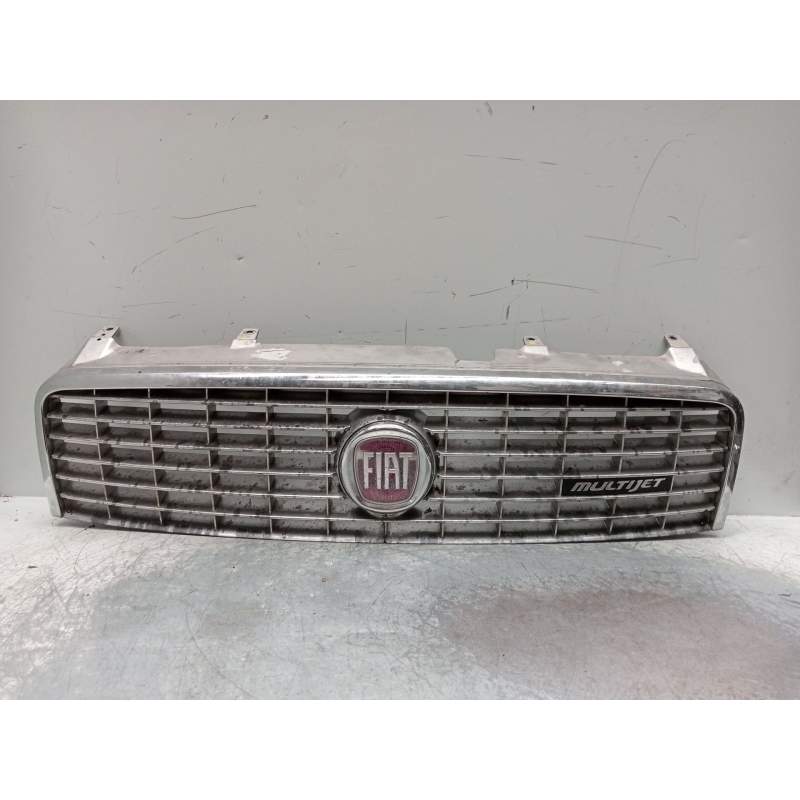 Recambio de rejilla delantera para fiat linea (323_, 110_) 1.3 d multijet (323axb11, 323axb1a) referencia OEM IAM 735388923  