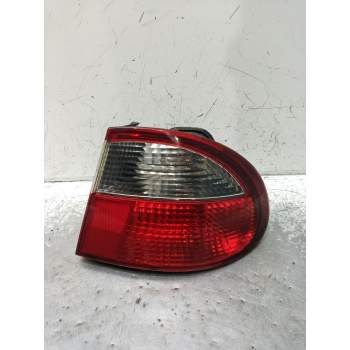 PILOTO TRASERO DERECHO 4P 1997