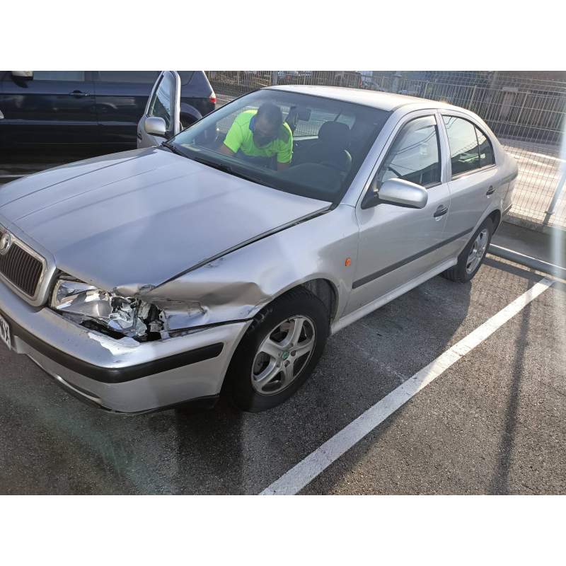 SKODA OCTAVIA BERLINA (1U2)