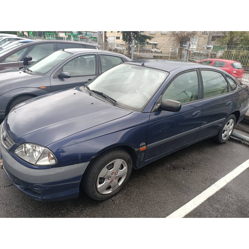 toyota avensis berlina (t 22) del año 2001