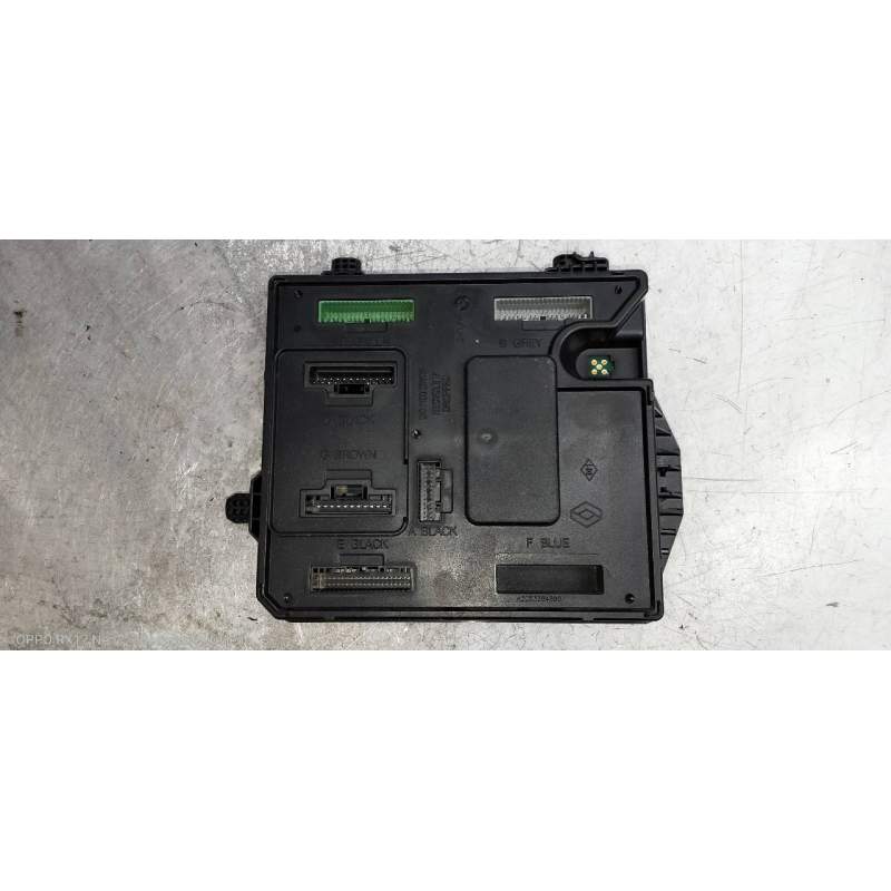 Recambio de caja reles / fusibles para renault megane iii berlina 5 p dynamique referencia OEM IAM 284B17288R S180098501 2012