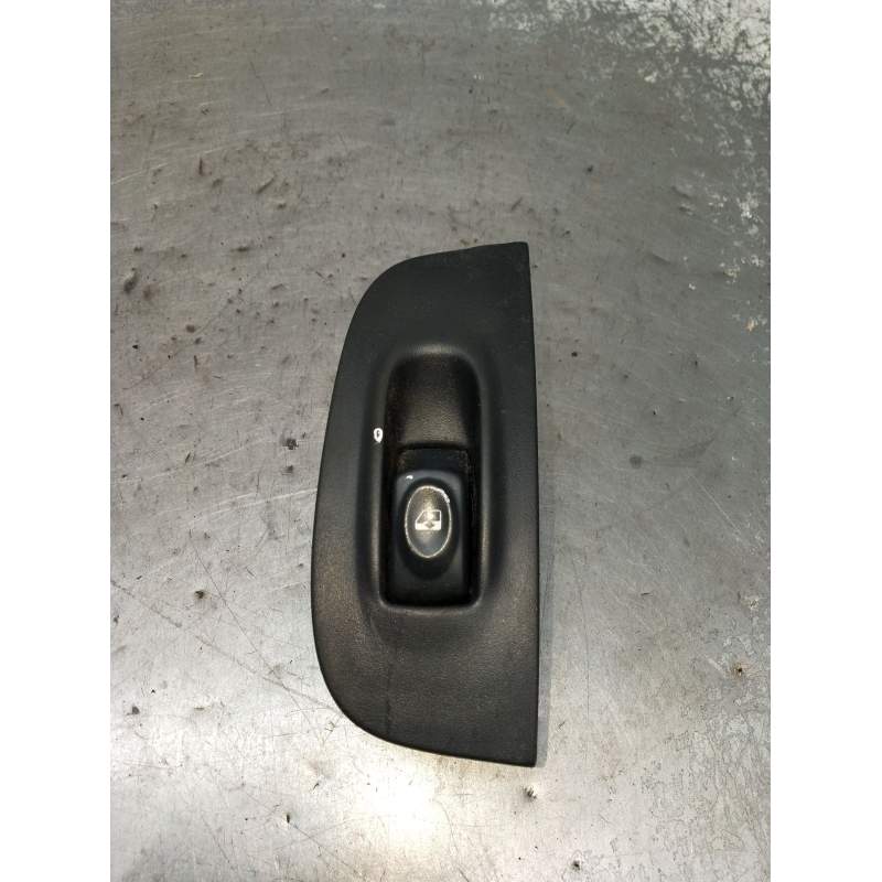 Recambio de mando elevalunas delantero derecho para renault megane i classic (la0/1_) 1.9 dti (la1u) referencia OEM IAM 82001817