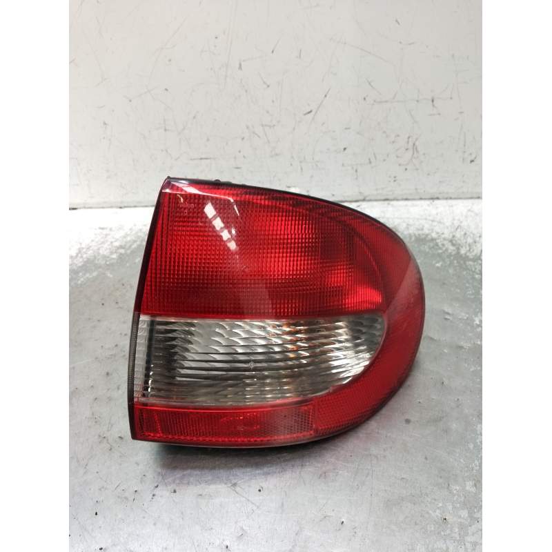 Recambio de piloto trasero derecho para renault megane i classic (la0/1_) 1.9 dti (la1u) referencia OEM IAM 67733880 4P 1999