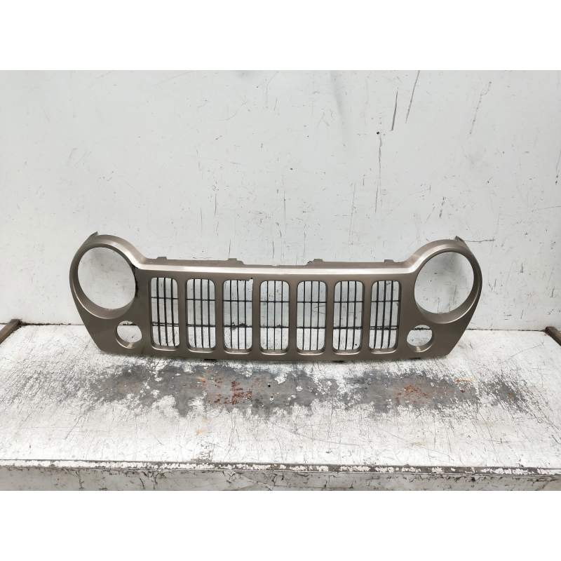 Recambio de rejilla delantera para jeep cherokee (kj) referencia OEM IAM  VER FOTOS 2001