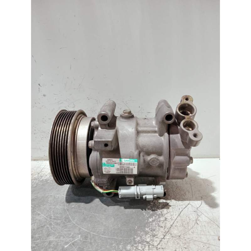 Recambio de compresor aire acondicionado para renault clio iii referencia OEM IAM 8200819568A  2009