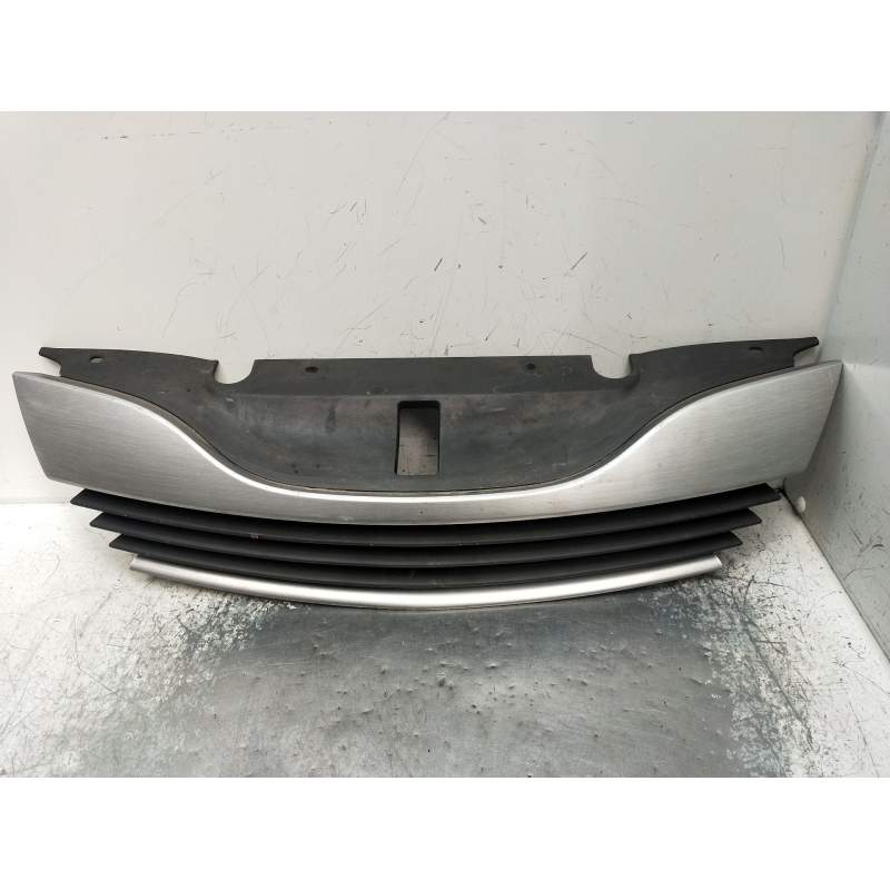 Recambio de rejilla delantera para renault laguna ii grandtour (kg0/1_) 1.9 dci (kg0g) referencia OEM IAM   2002