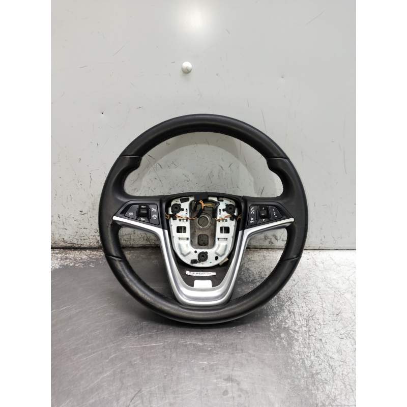 Recambio de volante para opel zafira tourer referencia OEM IAM 13351029  2012