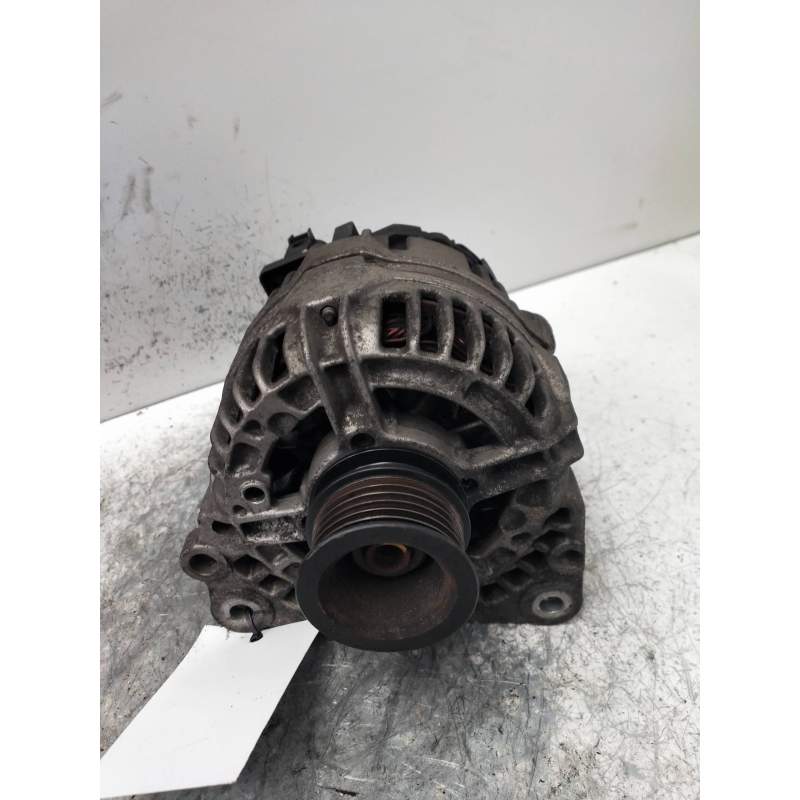 Recambio de alternador para volkswagen polo (9n1) highline referencia OEM IAM 037903025 BOSCH 14 I 16 V