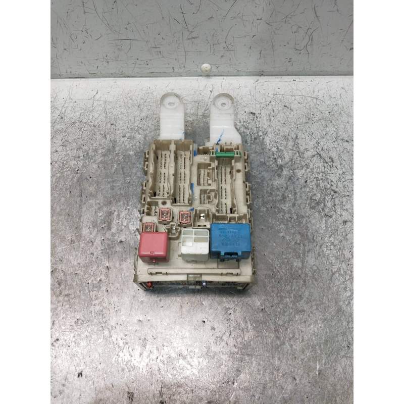 Recambio de caja reles / fusibles para toyota auris referencia OEM IAM 8273002150A 20CRDI 2006