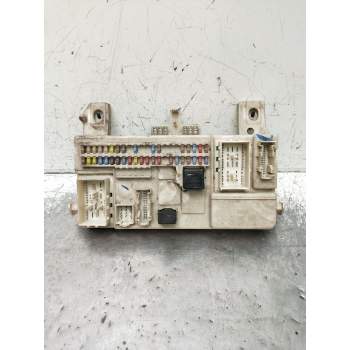 CAJA RELES / FUSIBLES 8690720 00204619519096127 2004