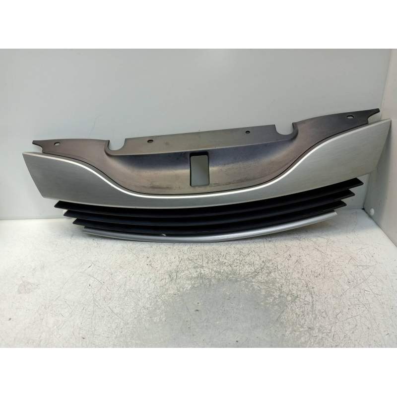 Recambio de rejilla delantera para renault clio iii confort dynamique referencia OEM IAM   2009
