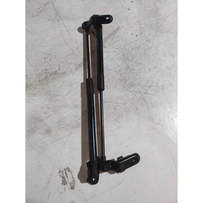 Recambio de amortiguadores maletero / porton para toyota yaris hybrid active referencia OEM IAM 689600D160 689500D200 