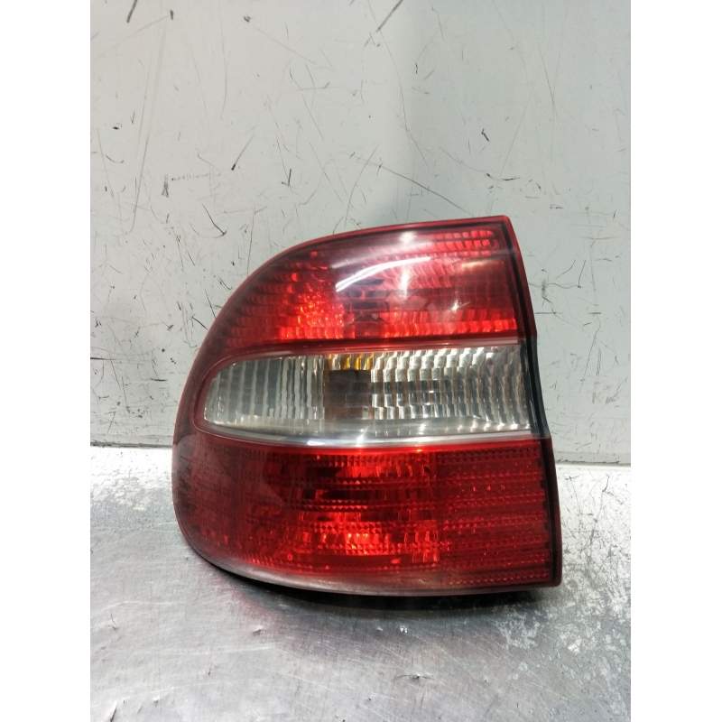 Recambio de piloto trasero izquierdo para volvo v40 station wagon (645) 1.9 di referencia OEM IAM   2000