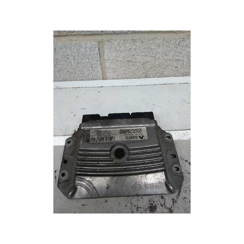 Recambio de centralita motor uce para renault megane ii berlina 5p 1.6 16v referencia OEM IAM 215842882A 8200387138 S3000 820032