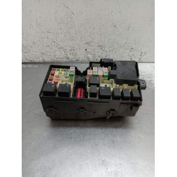 CAJA RELES / FUSIBLES 8688040 518818000 2004