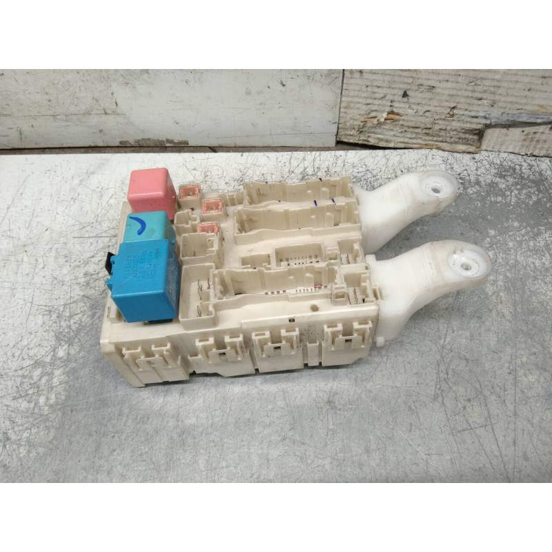 Recambio de caja reles / fusibles para toyota auris luna referencia OEM IAM 8273002150A 14CRDI 2006