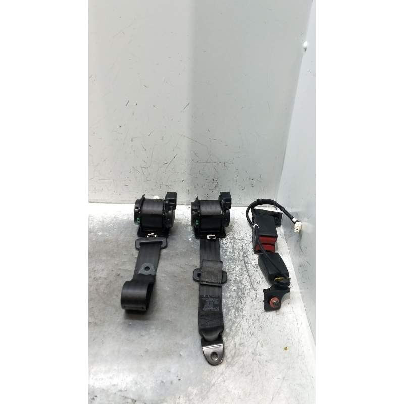 Recambio de juego cinturones trasero para kia cee´d (jd) 1.6 gt referencia OEM IAM  3P 2012