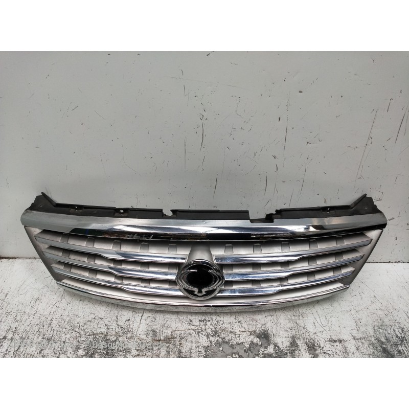 Recambio de rejilla delantera para ssangyong rexton w limited 4wd referencia OEM IAM K7946108D00  