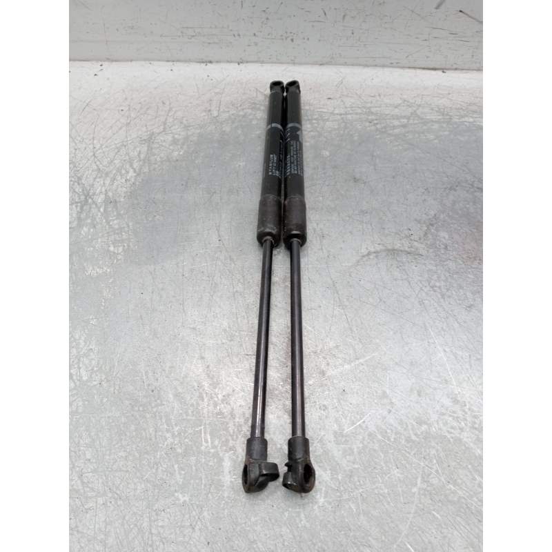 Recambio de amortiguadores maletero / porton para toyota yaris active referencia OEM IAM 689600w641 3998550405n  2014