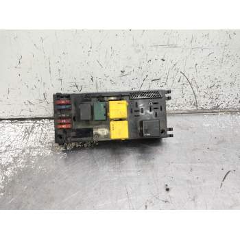 CAJA RELES / FUSIBLES A0025451801 28565506 1999