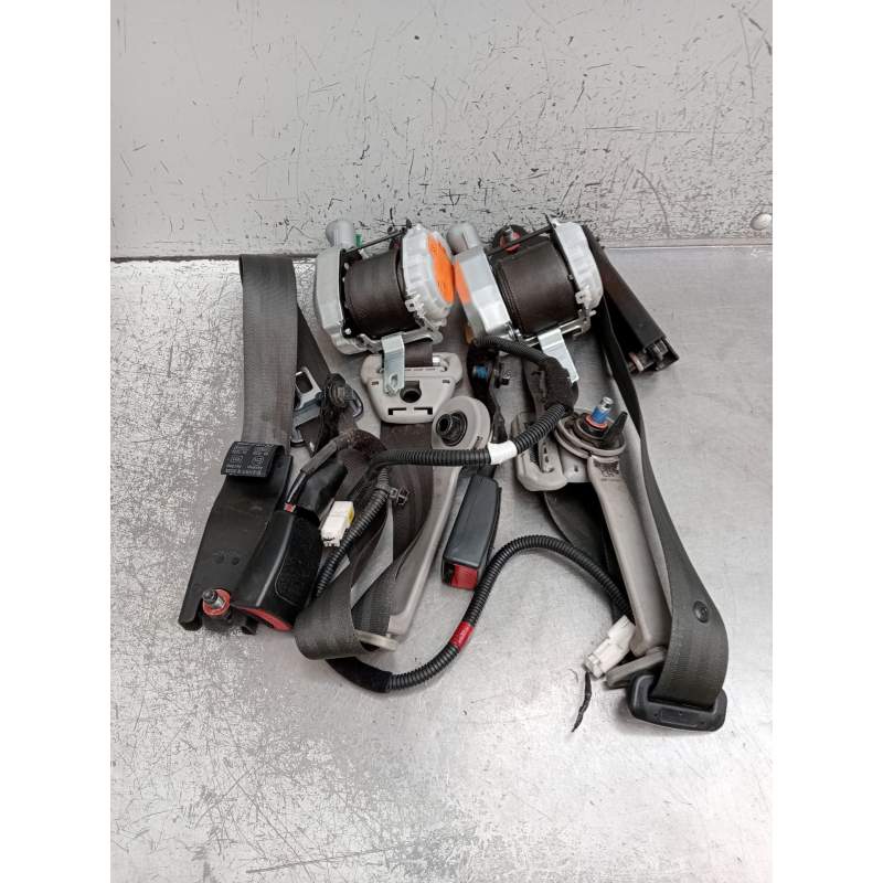 Recambio de juego cinturones delantero para kia cee´d (jd) 1.6 gdi referencia OEM IAM   2012