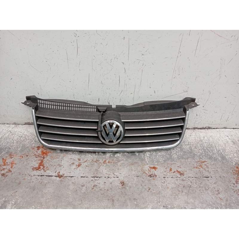 Recambio de rejilla delantera para volkswagen passat b5.5 variant (3b6) 1.9 tdi referencia OEM IAM   