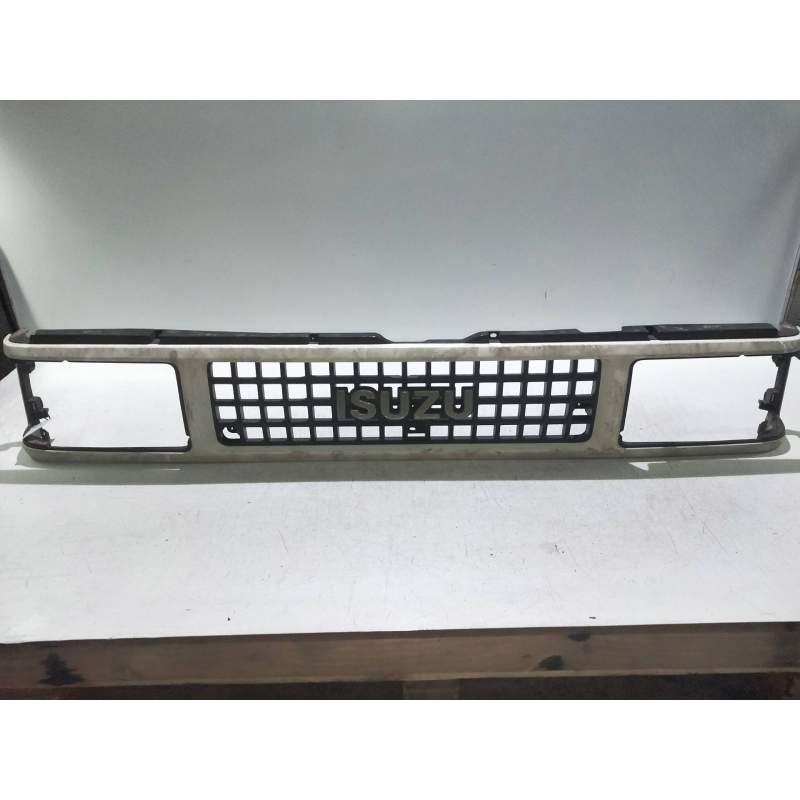 Recambio de rejilla delantera para isuzu trooper referencia OEM IAM   