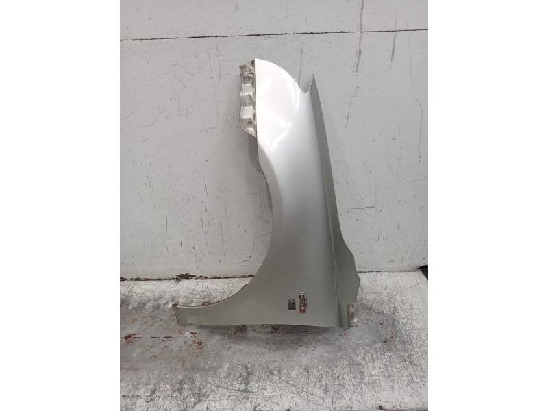 Recambio de aleta delantera izquierda para toyota avensis (_t25_) 2.2 d-cat (adt251_) referencia OEM IAM   2005