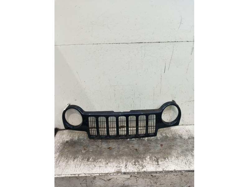Recambio de rejilla delantera para jeep cherokee (kj) 2.5 crd cat referencia OEM IAM   