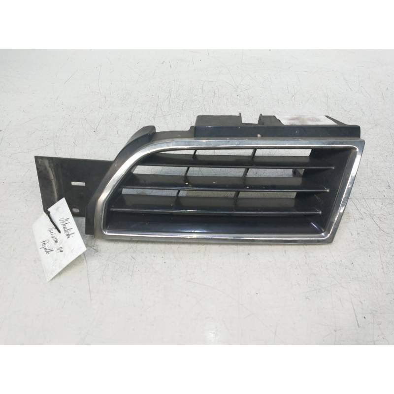 Recambio de rejilla delantera para mitsubishi carisma berlina 5 (da0) 1.6 cat referencia OEM IAM   1999