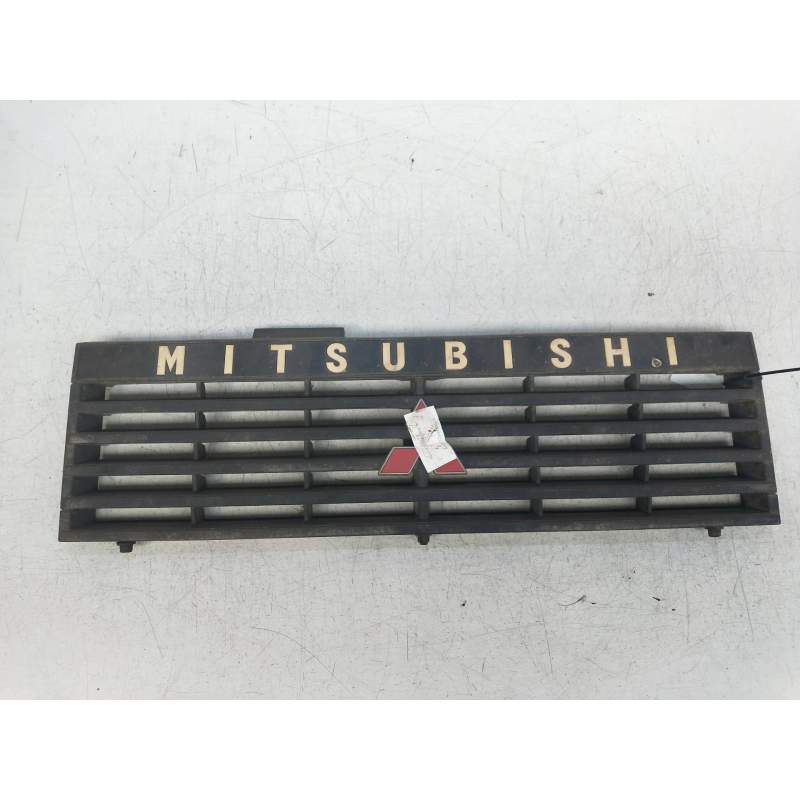 Recambio de rejilla delantera para mitsubishi montero (l040) 2500 td (2-ptas.) referencia OEM IAM   