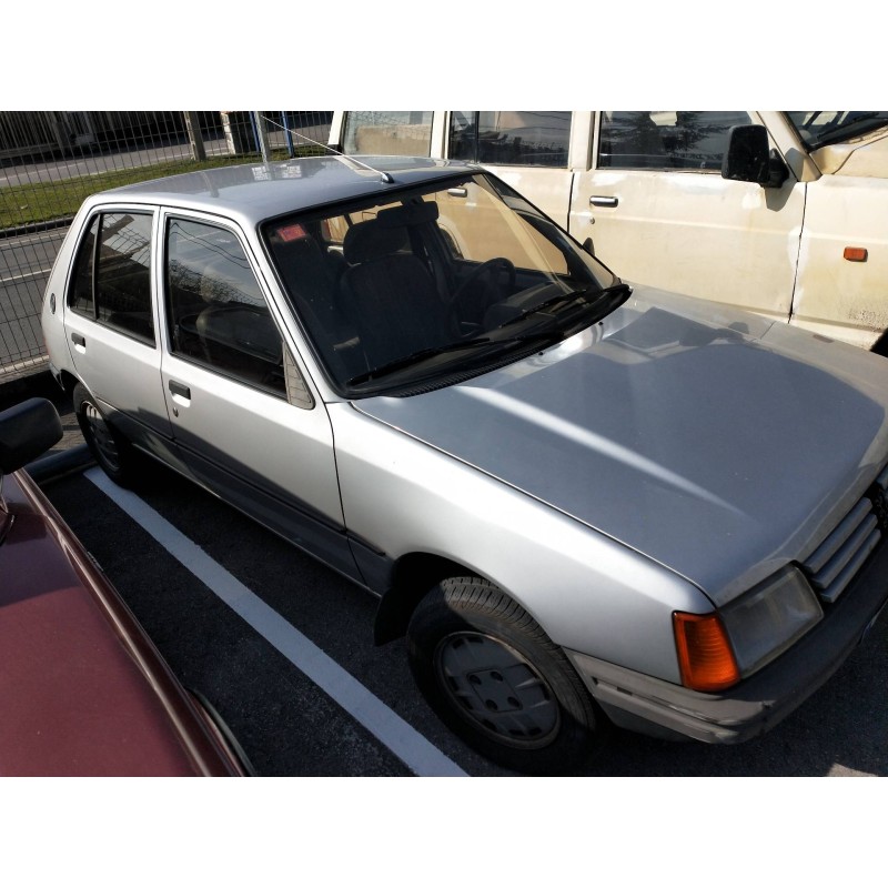 peugeot 205 berlina del año 1987