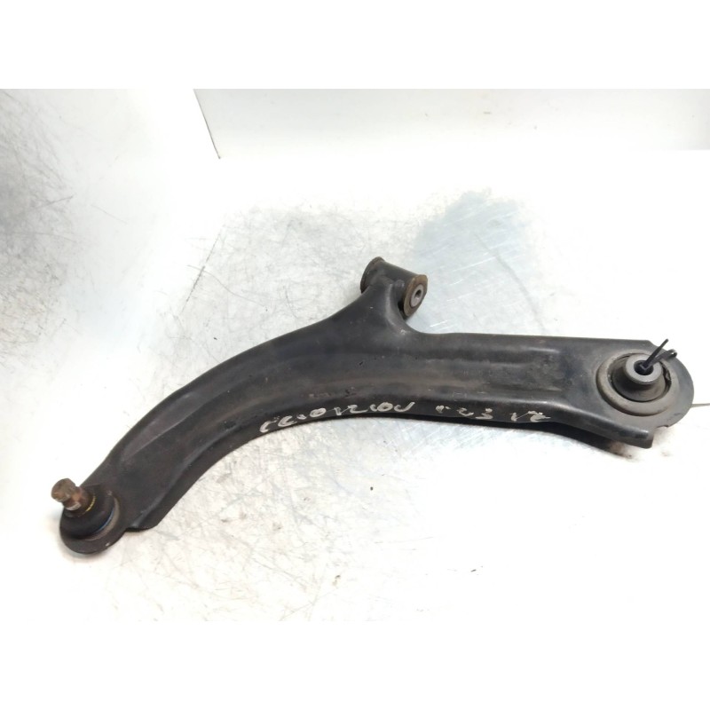 Recambio de brazo suspension inferior delantero izquierdo para renault clio iii 1.2 16v referencia OEM IAM   