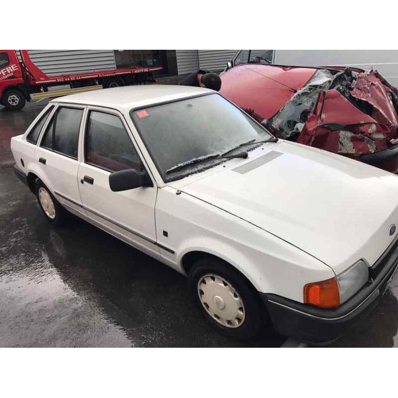 ford escort berlina del año 1990